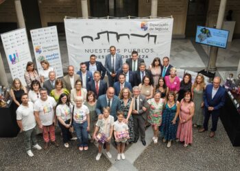 Foto de familia del acto en el Patio de Columnas.