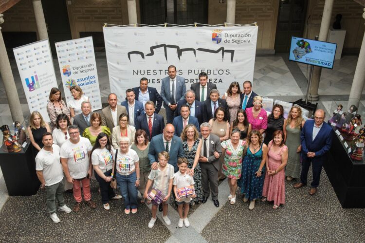 Foto de familia del acto en el Patio de Columnas.