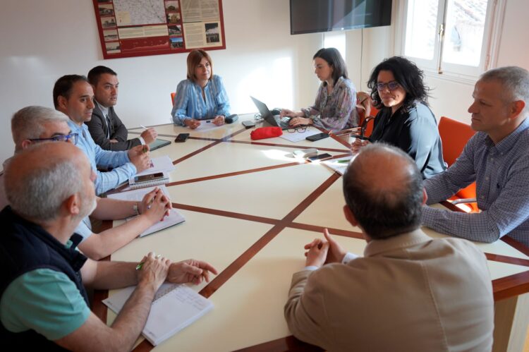 El sector hostelero y la Diputación Provincial buscan soluciones conjuntas 1 Un momento de la reunión./ D.P.