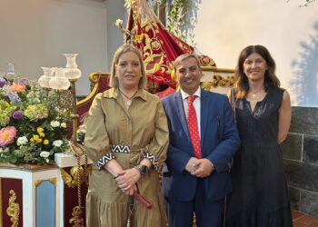 Los representantes institucionales posan junto a la Virgen del Bustar. / JCYL