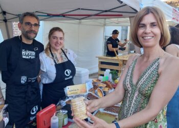 Magdalena Rodríguez en uno de los puestos de la feria de la cerveza en Rapariegos.