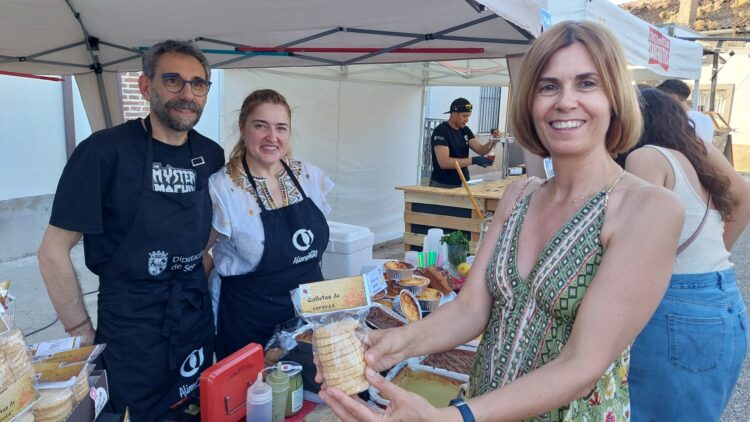 La feria de la cerveza de Alimentos de Segovia alcanza su ecuador en Rapariegos 1 Magdalena Rodríguez en uno de los puestos de la feria de la cerveza en Rapariegos.
