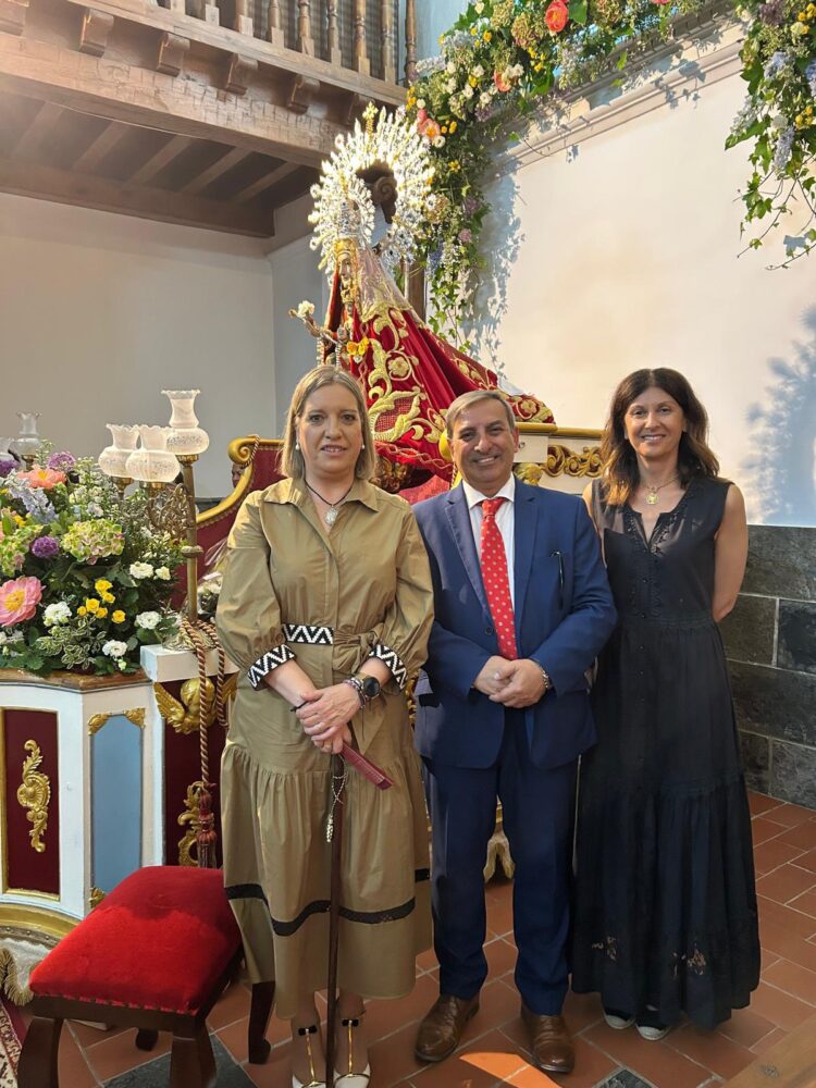 Carbonero El Mayor vibra con su tradicional romería de la Virgen del Bustar 1 Los representantes institucionales posan junto a la Virgen del Bustar. / JCYL