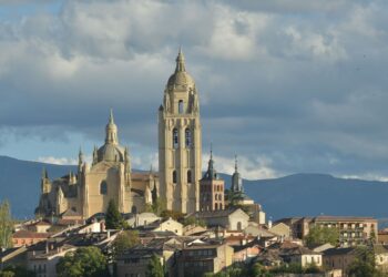 La Catedral de Segovia, dominando la ciudad con la sierra al fondo./ E.A.