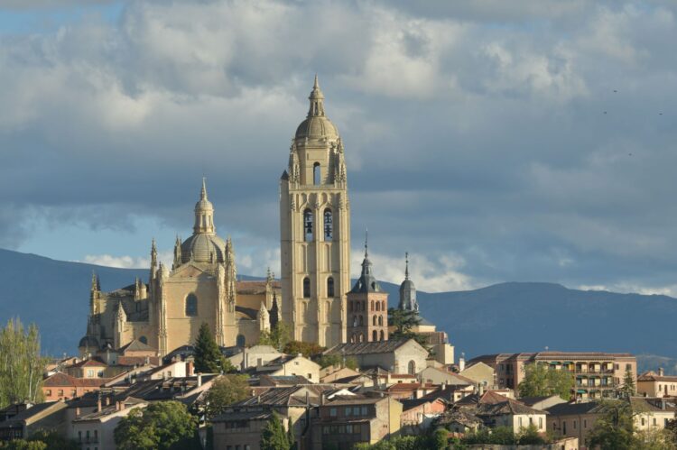 La Catedral de Segovia, dominando la ciudad con la sierra al fondo./ E.A.