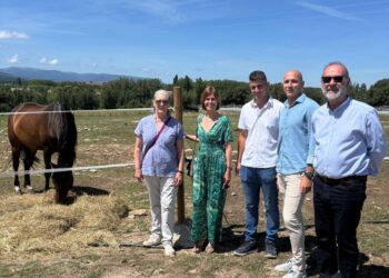 La vicepresidenta de la Diputación, junto a los responsables de la escuela. / D.P.