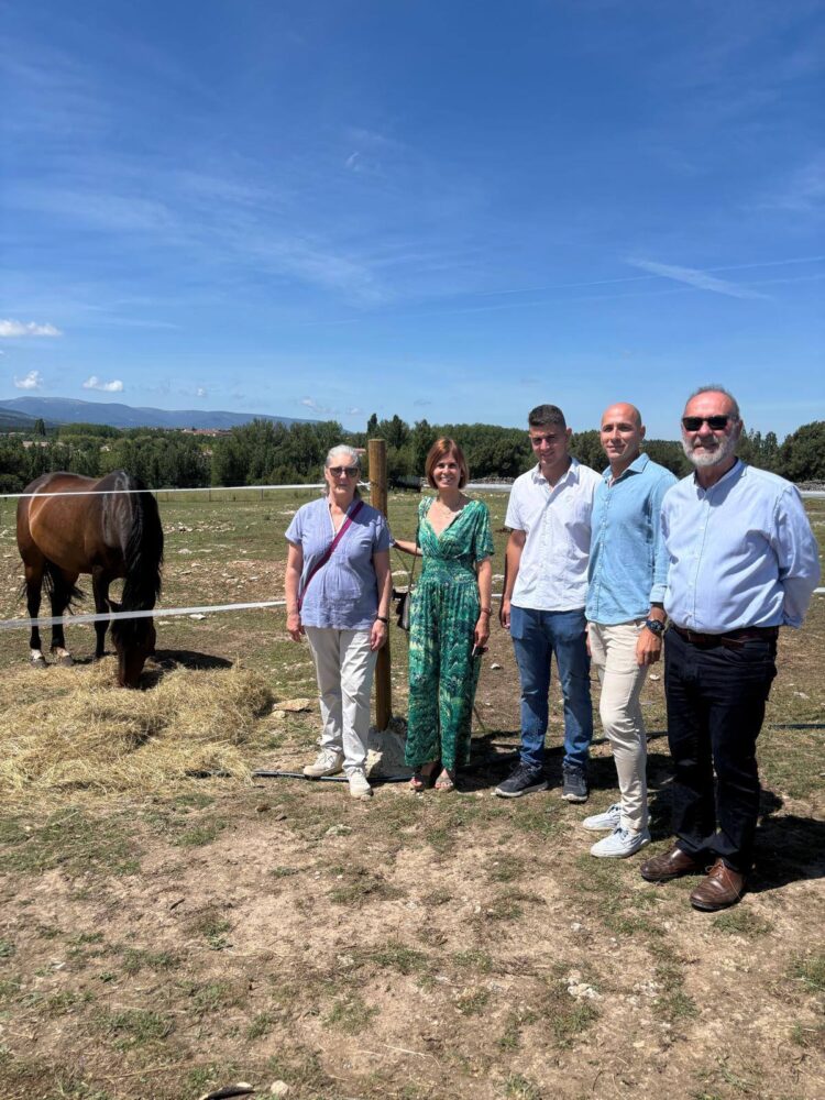 Inauguración de la Escuela ‘El Acebo’ 1 La vicepresidenta de la Diputación, junto a los responsables de la escuela. / D.P.