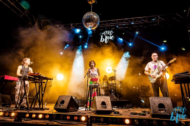 Una de las actuaciones en la noche del viernes. / AFROBLUE