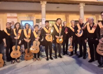 La Rondalla ‘Taller Cultural de Fuentepelayo' posa tras el concierto.