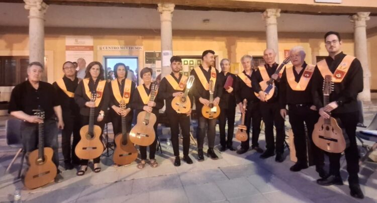 La Rondalla ‘Taller Cultural’ ameniza la celebración de la fiesta de San Zoilo en Escalona del Prado 1 La Rondalla ‘Taller Cultural de Fuentepelayo' posa tras el concierto.