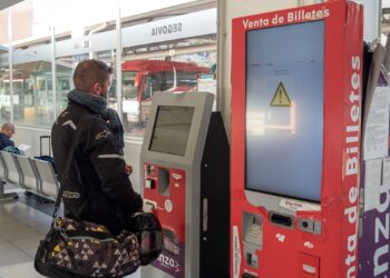 Un usuario de Avanza intenta comprar un billete en una de las máquina expendedoras sitas en la estación de autobuses./ KAMARERO