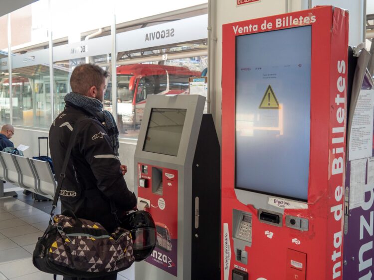 Un usuario de Avanza intenta comprar un billete en una de las máquina expendedoras sitas en la estación de autobuses./ KAMARERO