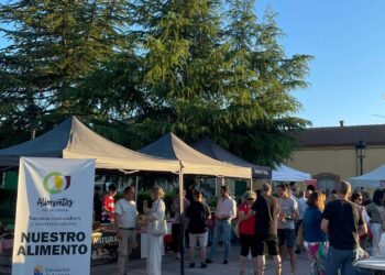 Visitantes en la feria ‘Amor a primera birra’. / D.P.