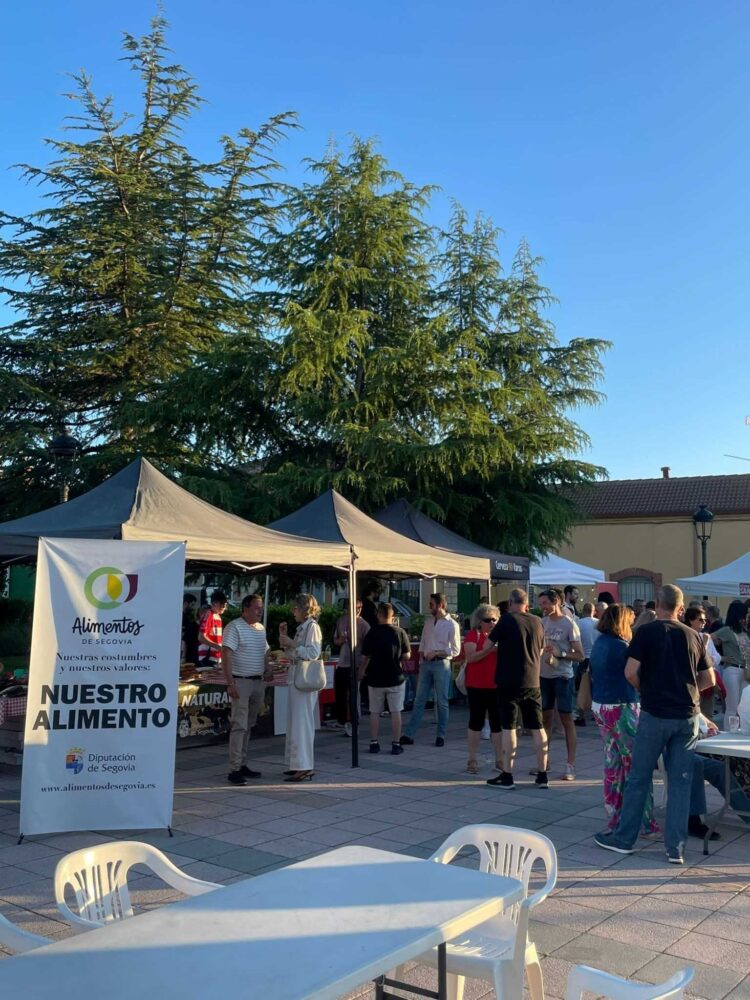 El ‘Amor a primera birra’ llena de visitantes el municipio de Abades 1 Visitantes en la feria ‘Amor a primera birra’. / D.P.