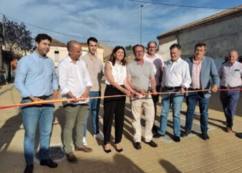 Momento del protocolario corte de la cinta inaugural de la plaza.