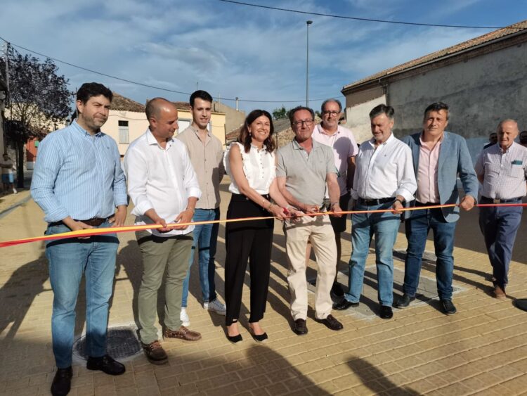 Raquel Alonso inaugura la remodelación de la plaza de la Iglesia de Tabanera del Monte 1 Momento del protocolario corte de la cinta inaugural de la plaza.