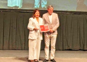 Dolores Azpiroz recibe el premio a la Mejor Directiva de Recursos Humanos.
