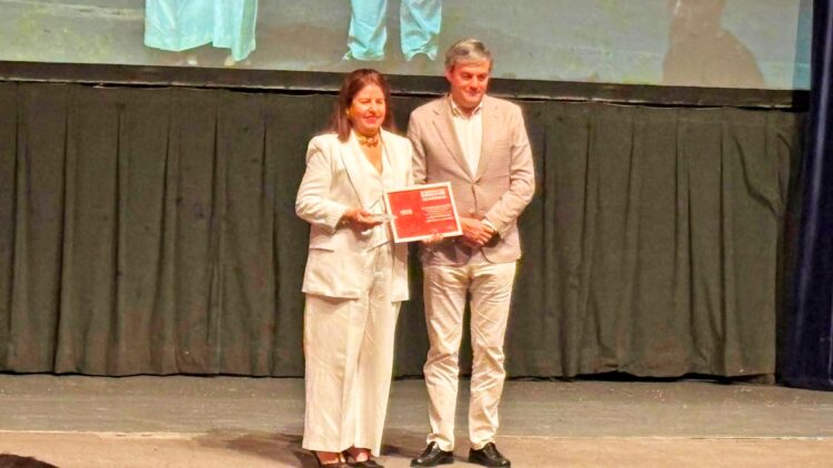 Una referente de los Recursos Humanos 1 Dolores Azpiroz recibe el premio a la Mejor Directiva de Recursos Humanos.