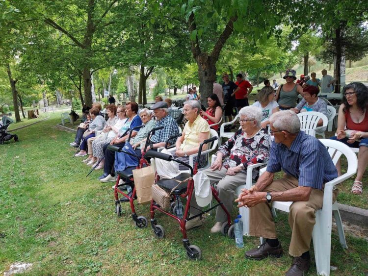 El Centro de Día para Personas Mayores de Cuéllar celebró el jueves su tradicional ‘Encuentro en el Parque’ 1 Los asistentes al último ‘Encuentro en el Parque’