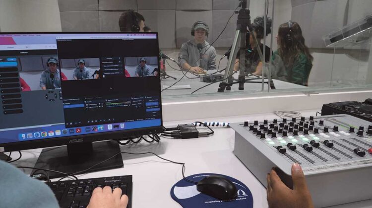 Emisión Mahonita, la voz estudiantil del Campus María Zambrano 1 Las fotografías son del estudio de radio del Campus María Zambrano. / Medio Audiovisuales