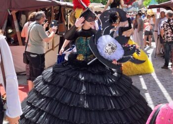 Desfilando por una de las calles del municipio./ TURISMO REAL SITIO