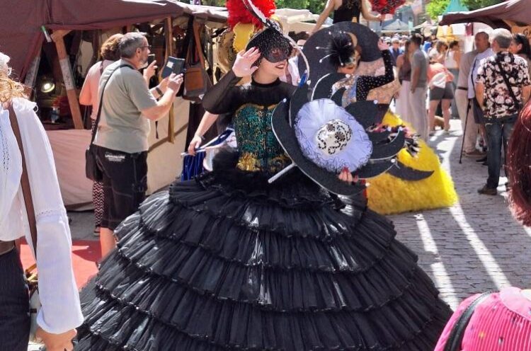 Desfilando por una de las calles del municipio./ TURISMO REAL SITIO