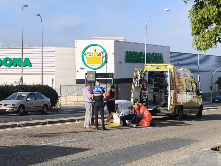 Los servicios de emergencia prestan atención médica al ciclista / E.A.