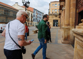Ángel Hernández acude junto a su abogado a la Audiencia Provincial de Soria. / Concha Ortega