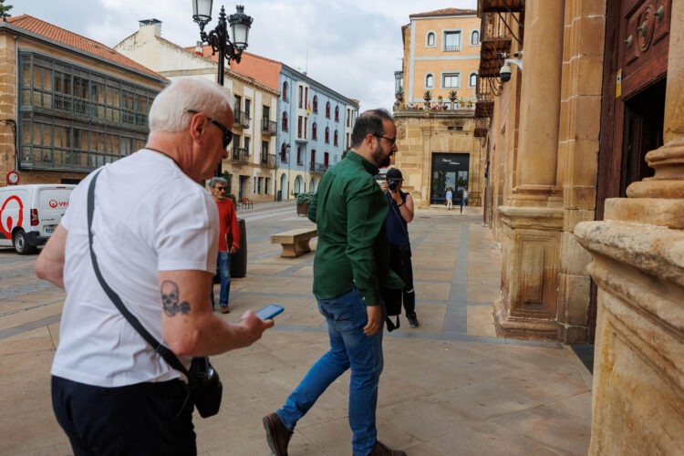 La Fiscalía pide más de tres años al exprocurador socialista Ángel Hernández por maltrato a su expareja 1 Ángel Hernández acude junto a su abogado a la Audiencia Provincial de Soria. / Concha Ortega