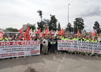 Concentración de los empleados frente a la fábrica. / Campillo