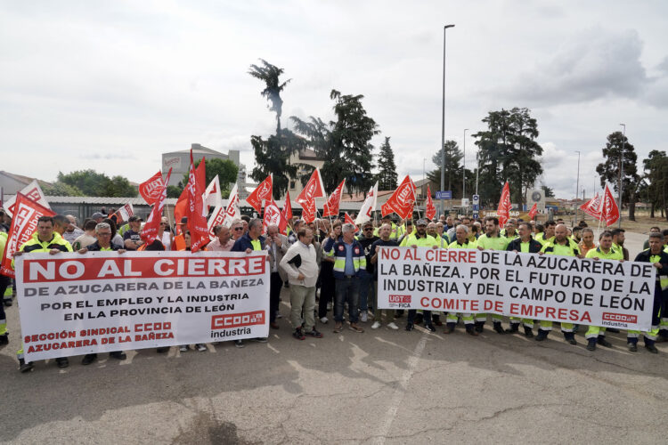Los trabajadores de la planta de Azucarera de La Bañeza piden a la Junta que busque un nuevo inversor 1 Concentración de los empleados frente a la fábrica. / Campillo