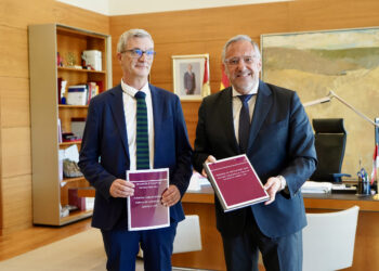El Presidente de las Cortes recibe la memoria anual de la institución. / Leticia Pérez