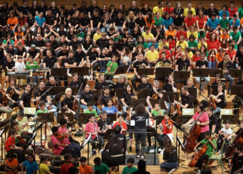 El Miguel Delibes acogió las actuaciones de los alumnos, acompañados de voluntarios de la Orquesta Sinfónica. / Rubén Cacho