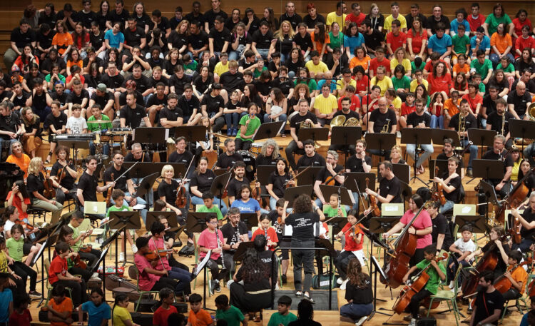 El concierto del proyecto social de la OSCYL reúne a 420 niños 1 El Miguel Delibes acogió las actuaciones de los alumnos, acompañados de voluntarios de la Orquesta Sinfónica. / Rubén Cacho