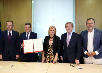 Firma del convenio entre representantes de ambas comunidades. / Miriam Chacón