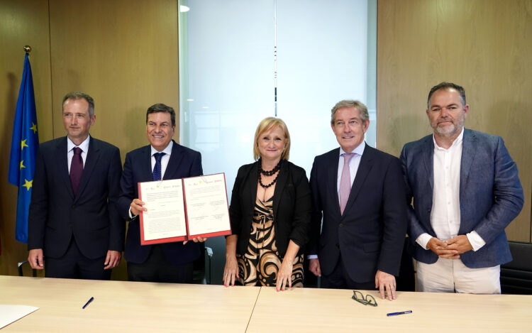 Acuerdo para reforzar la industria de defensa en la Ruta de la Plata 1 Firma del convenio entre representantes de ambas comunidades. / Miriam Chacón