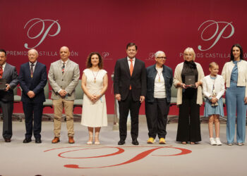 El Presidente de la Junta hizo la entrega de medallas a los galardonados en esta cuadragésimo primera edición. / Rubén Cacho