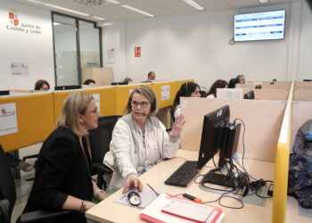 El servicio de teleasistencia gratuita supera los 58.000 usuarios en Castilla y León 15 La Vicepresidenta de la Junta visita la sala de Operaciones del servicio de Teleasistencia. / Rubén Cacho