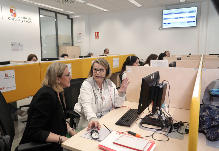 El servicio de teleasistencia gratuita supera los 58.000 usuarios en Castilla y León 1 La Vicepresidenta de la Junta visita la sala de Operaciones del servicio de Teleasistencia. / Rubén Cacho