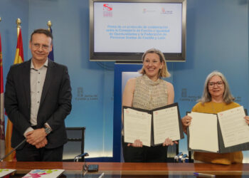 Firma del convenio con la Federación de Personas Sordas de CyL. / Rubén Cacho