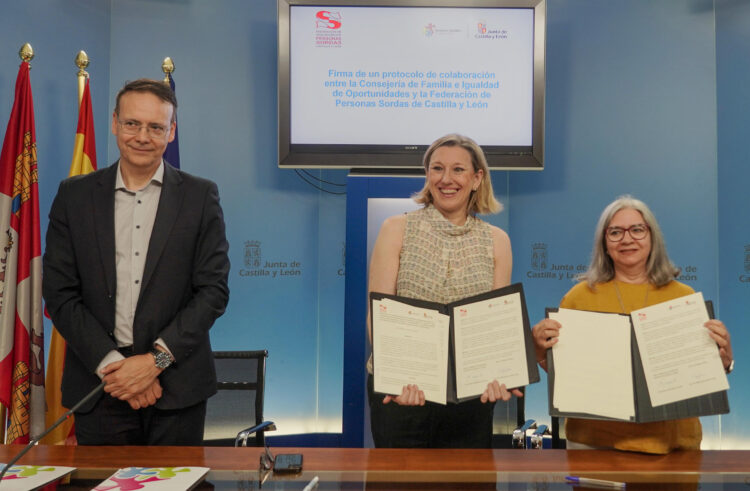 Junta y FAPSCL lanzan una app con intérpretes para personas sordas 1 Firma del convenio con la Federación de Personas Sordas de CyL. / Rubén Cacho