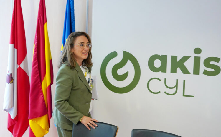 Corral anuncia 6,8 millones en ayudas a la investigación agraria 1 González Corral se reúne con los coordinadores de la Red AKISCYL. / Miriam Chacón