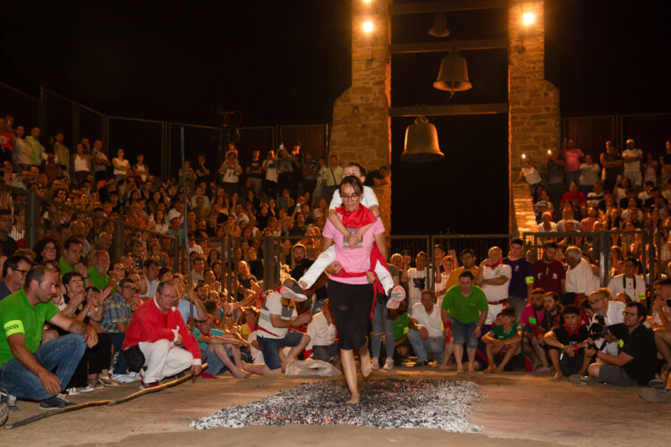 San Pedro Manrique celebra San Juan con El Paso del Fuego 1 Más de 2.400 personas se acercaron a la localidad soriana para asistir al rito. / Concha Ortega