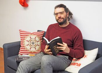 Carlos Rod en el espacio de la editorial. / KAMARERO