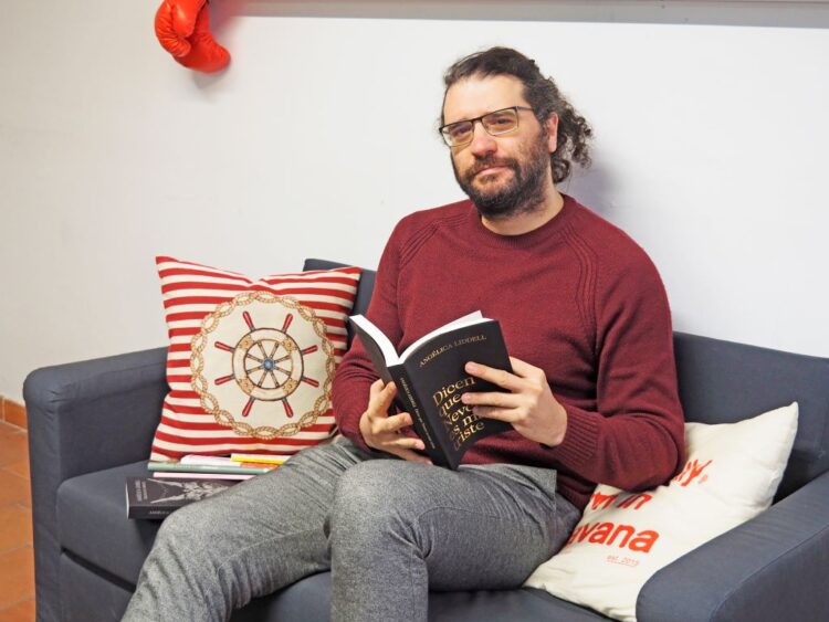 Carlos Rod en el espacio de la editorial. / KAMARERO