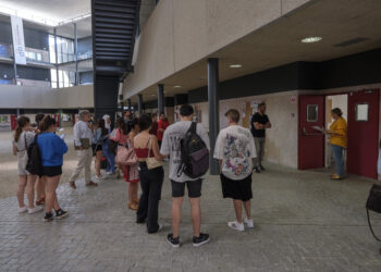 Alumnos esperando para realizar un examen de EBAU en el campus de Segovia un año anterior/KAMARERO
