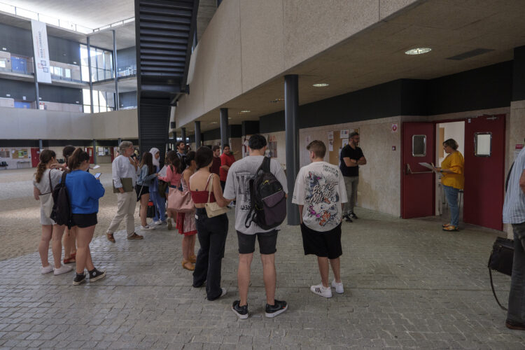 Alumnos esperando para realizar un examen de EBAU en el campus de Segovia un año anterior/KAMARERO