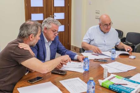 La Diputación otorga dos becas para estudiar la cultura segoviana 1 Miembros del jurado durante la deliberación./DIPUTACIÓN DE SEGOVIA