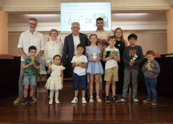 Los premiados posan con los galardones. / Diputación