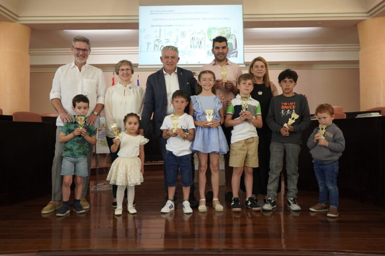 La Diputación entrega los premios del Servicio de Bibliobuses 1 Los premiados posan con los galardones. / Diputación